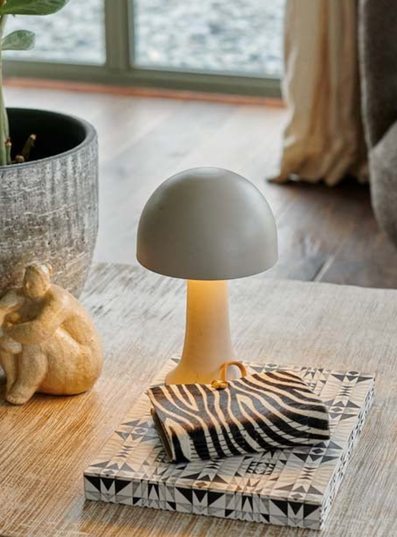 Jules LED Lamp
