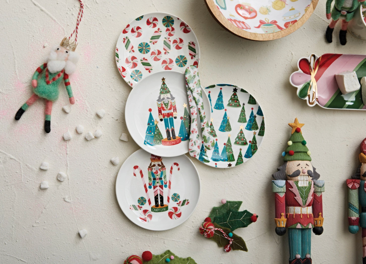 Round Stoneware Plate with Holiday Pattern